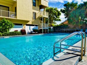 - une piscine en face d'un immeuble dans l'établissement Villas of Clearwater Beach 4B Steps from the Beach, à Clearwater Beach