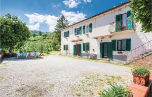 an external view of a house with a gravel driveway at Linda in Cireglio
