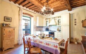 CireglioにあるLindaのテーブルクロス付きのキッチンが備わります。