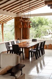a dining room with a wooden table and chairs at Casa Primitivo in Barichara