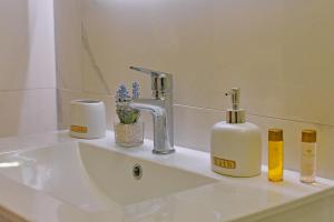 un lavandino in bagno con due bottiglie di sapone di Apartments Amar a Ulcinj
