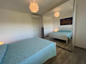 ein Schlafzimmer mit zwei Betten und einem Spiegel in der Unterkunft Scaramuzza 7 in Grado