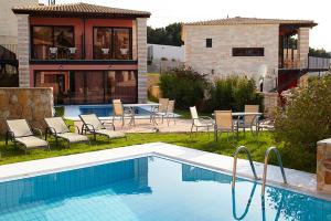 Bazén v ubytovaní Ornella Beach Resort & Villas alebo v jeho blízkosti