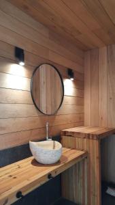 baño con lavabo de piedra en una encimera de madera en Casa Contenedor - Bermejo Mendoza en Guaymallén