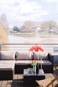 salon z kanapą i stołem w obiekcie Loft sur l'eau en centre-ville de Compiègne w mieście Margny-lès-Compiègne