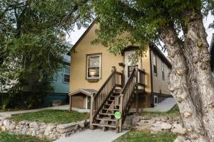 une maison avec un escalier en bois devant elle dans l'établissement Modern meets cozy - minutes from downtown., à Rapid City