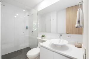 a white bathroom with a toilet and a sink at Súper apartamento en Laureles in Medellín