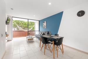 a dining room with a table and chairs at Súper apartamento en Laureles in Medellín