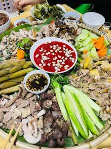 a tray of different types of vegetables on a table at Homestay Toan Tra Tram Tau in Cham Ta Lao