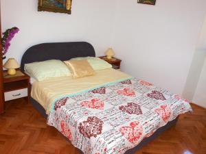 Un pat sau paturi într-o cameră la Apartment Bakarić