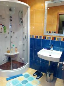 a bathroom with a shower and a sink at DUPLEX 3 DORMITORIOS PLAYA FOZ in Foz