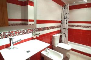 Kúpeľňa v ubytovaní DUPLEX 3 DORMITORIOS PLAYA FOZ