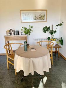 een tafel met twee stoelen en een tafel met een tafelkleed bij Casa La Quinta - Tiny House in Bariloche