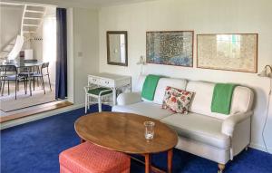 - un salon avec un canapé et une table dans l'établissement Cozy Home In Stavsns With Wifi, à Djurhamn