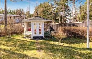 une petite maison au milieu d'une cour dans l'établissement Cozy Home In Stavsns With Wifi, à Djurhamn