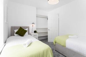 Cama o camas de una habitación en Host Liverpool - Anfield's Comfy Corner, Stylish & Fam-Friendly