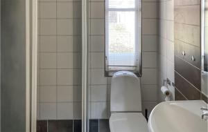 y baño con aseo y lavamanos. en Cozy Home In Stavsns With Wifi en Djurhamn