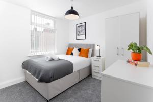 Cama o camas de una habitación en Host Liverpool - Anfield's Comfy Corner, Stylish & Fam-Friendly