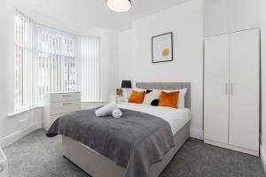 Cama o camas de una habitación en Host Liverpool - Anfield's Comfy Corner, Stylish & Fam-Friendly