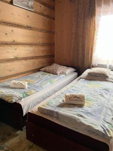 dos camas sentadas una al lado de la otra en una habitación en Chowancówka en Biały Dunajec