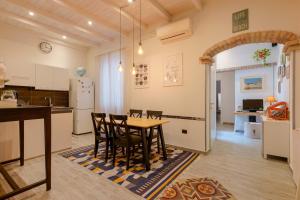 una cucina e una sala da pranzo con tavolo e sedie di Il Cagliarese B&B a Cagliari