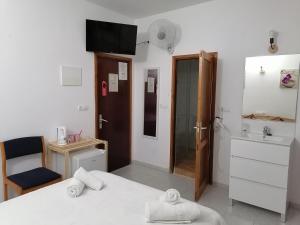 Photo de la galerie de l'établissement Hostal Pepe, à San Ferran de Ses Roques