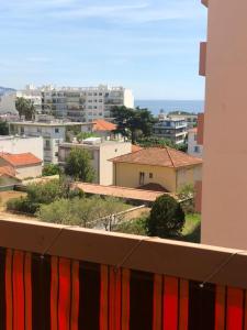 balcone con vista sulla città. di Luxurious appartment near the airport Nice a Nizza