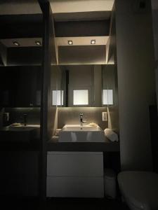 La salle de bains est pourvue d'un lavabo et d'un miroir. dans l'établissement Your Oak Nest, à Cracovie