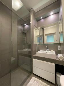 La salle de bains est pourvue d'un lavabo et d'une douche en verre. dans l'établissement Your Oak Nest, à Cracovie
