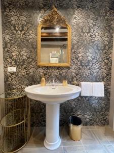 een badkamer met een wastafel en een spiegel bij MH2665 in Venetië