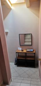 una toletta con specchio su una parete di Appartamento En Mez al Paes a Dimaro