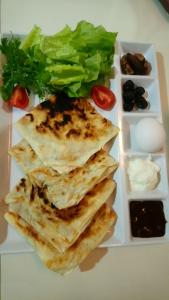 um prato de comida com uma pilha de comida em 5RoomsPansiyon em Edirne