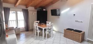 - une cuisine avec une table et des chaises dans la chambre dans l'établissement Appartamento En Mez al Paes, à Dimaro