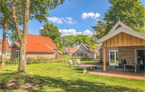 a yard with chairs and a house with trees at Buitengoed Het Lageveld in Hoge-Hexel