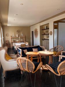 Posedenie v ubytovaní Le French Caen Caen Loft Plein de Charme au cœur de Caen pouvant accueillir 8 personnes + 36 fotografií