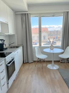 uma cozinha com mesa e cadeiras e uma janela em Studio Apartment Station em Oulu