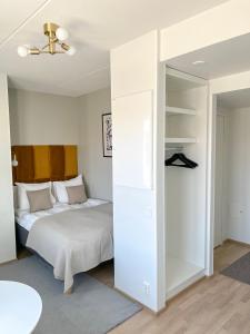 um quarto com uma cama e um closet em Studio Apartment Station em Oulu