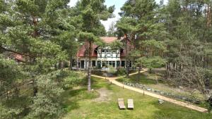 una vista aérea de una casa con árboles en Pension Kalmus - Domek z Sauną en Smołdzino