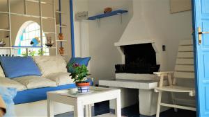 uma sala de estar com um sofá e uma lareira em MareDentro em Mazara del Vallo