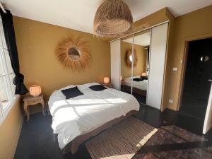 Posteľ alebo postele v izbe v ubytovaní Le French Caen Caen Loft Plein de Charme au cœur de Caen pouvant accueillir 8 personnes