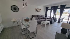 拉奧利瓦的住宿－Casilla de Costa Luxury home，客厅配有沙发和桌子