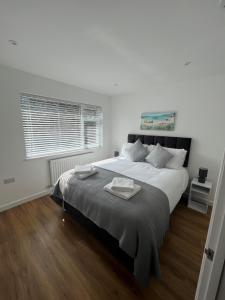 Un dormitorio con una cama grande y una ventana en The Annexe en Felton