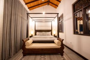 1 dormitorio con 1 cama en una habitación en Balumgala Estate Bungalow Kandy, 
