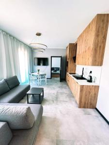 un soggiorno con divano e una cucina di Apartament 101 Aquarius Boszkowo a Boszkowo