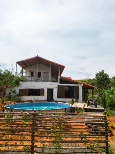 una casa con piscina frente a ella en Casa Primitivo, en Barichara