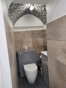 a bathroom with a white toilet in a room at La Casa Bella in Sheffield