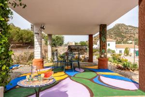 une terrasse avec un tableau au sol dans l'établissement Alojamiento Rural el Viso, à El Chorro