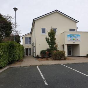 un edificio con un parcheggio di fronte di Two Bedroom Self Catering Apt. The Hawthorn's. Sligo a Sligo