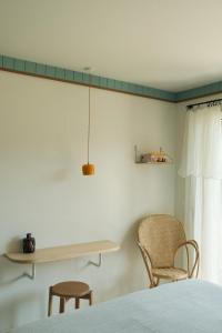 sypialnia z łóżkiem, stołem i 2 krzesłami w obiekcie Hotel des Dunes w mieście Cap-Ferret