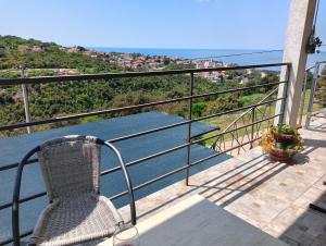 uma cadeira numa varanda com vista para o oceano em Apartment Lia em Masline